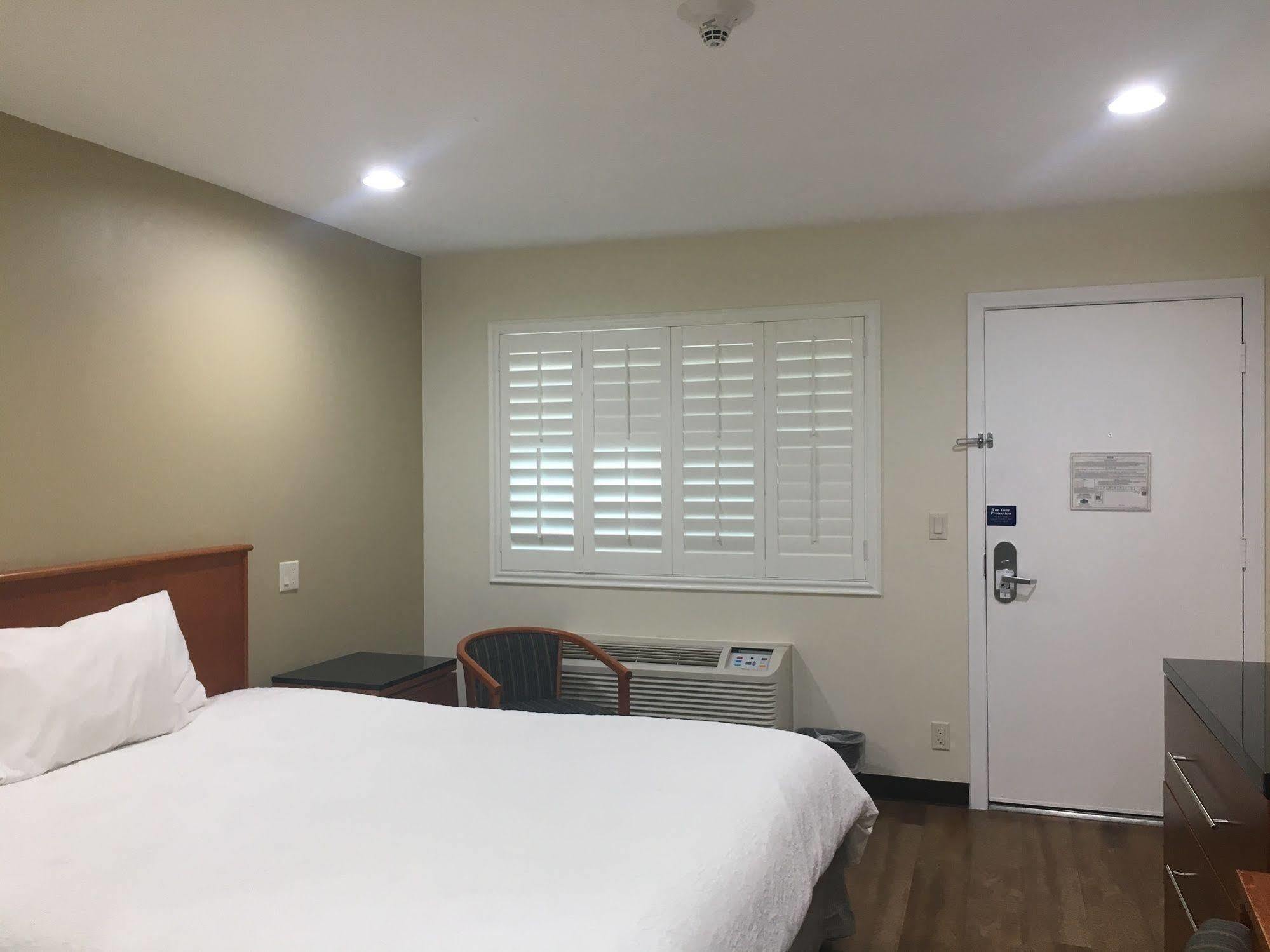 Simply Home Inn & Suites - Riverside Bagian luar foto