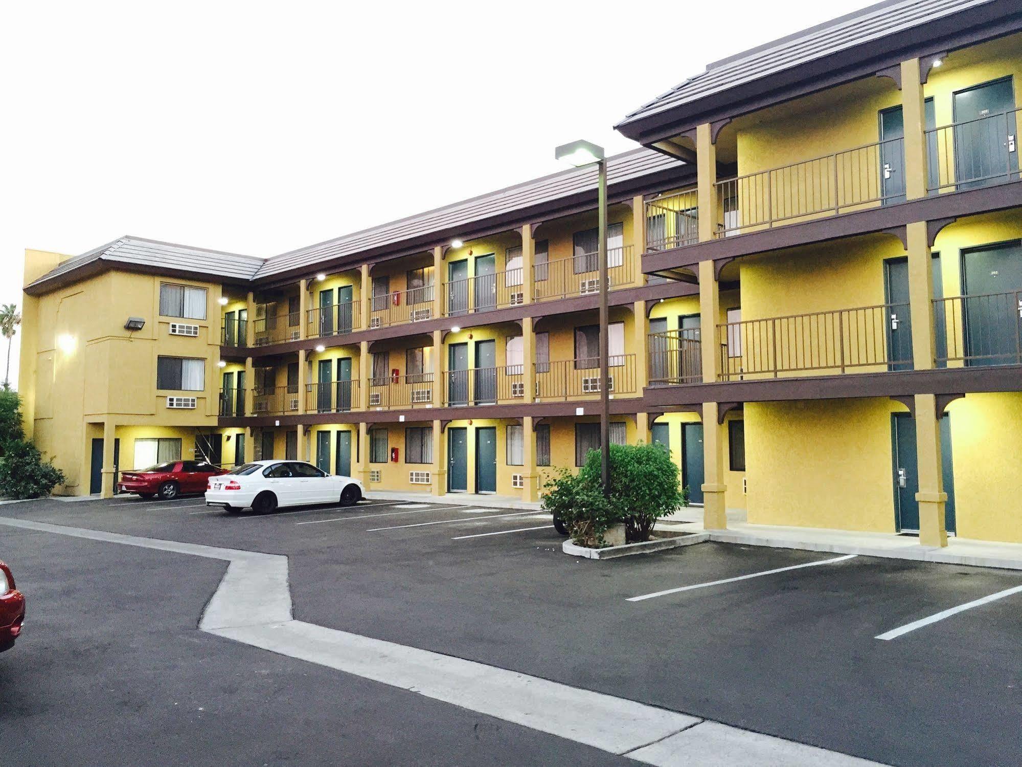Simply Home Inn & Suites - Riverside Bagian luar foto