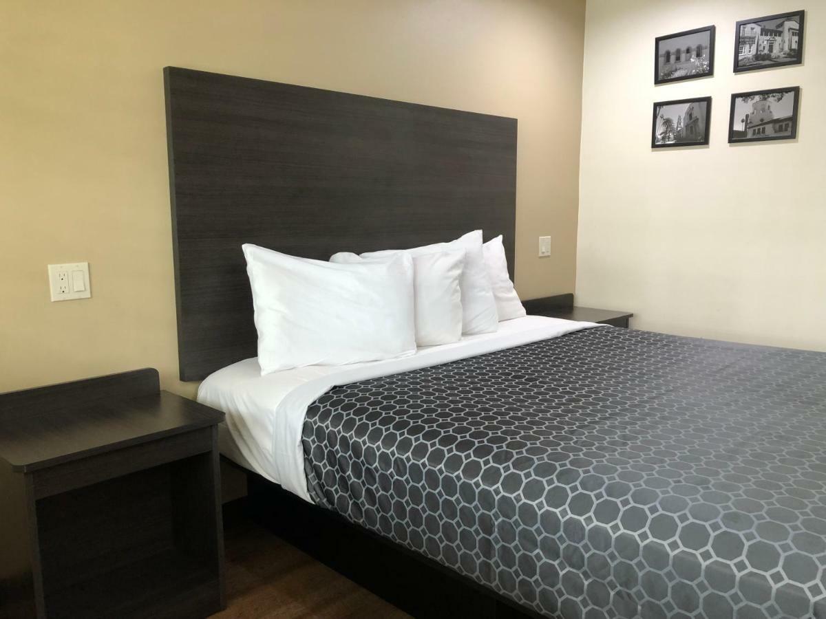 Simply Home Inn & Suites - Riverside Bagian luar foto